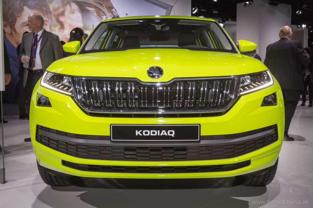 Škoda Kodiaq svietiaca žltá na autosalóne v Paríži